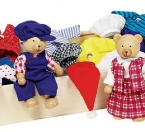FAMILIA DE OSOS Y CAJA CON ROPA BENNA &BENNOH